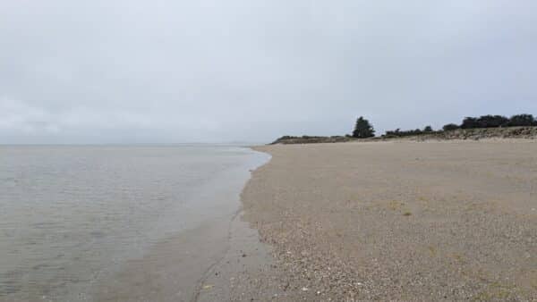 La plage vide à Penthièvre, coté Baie